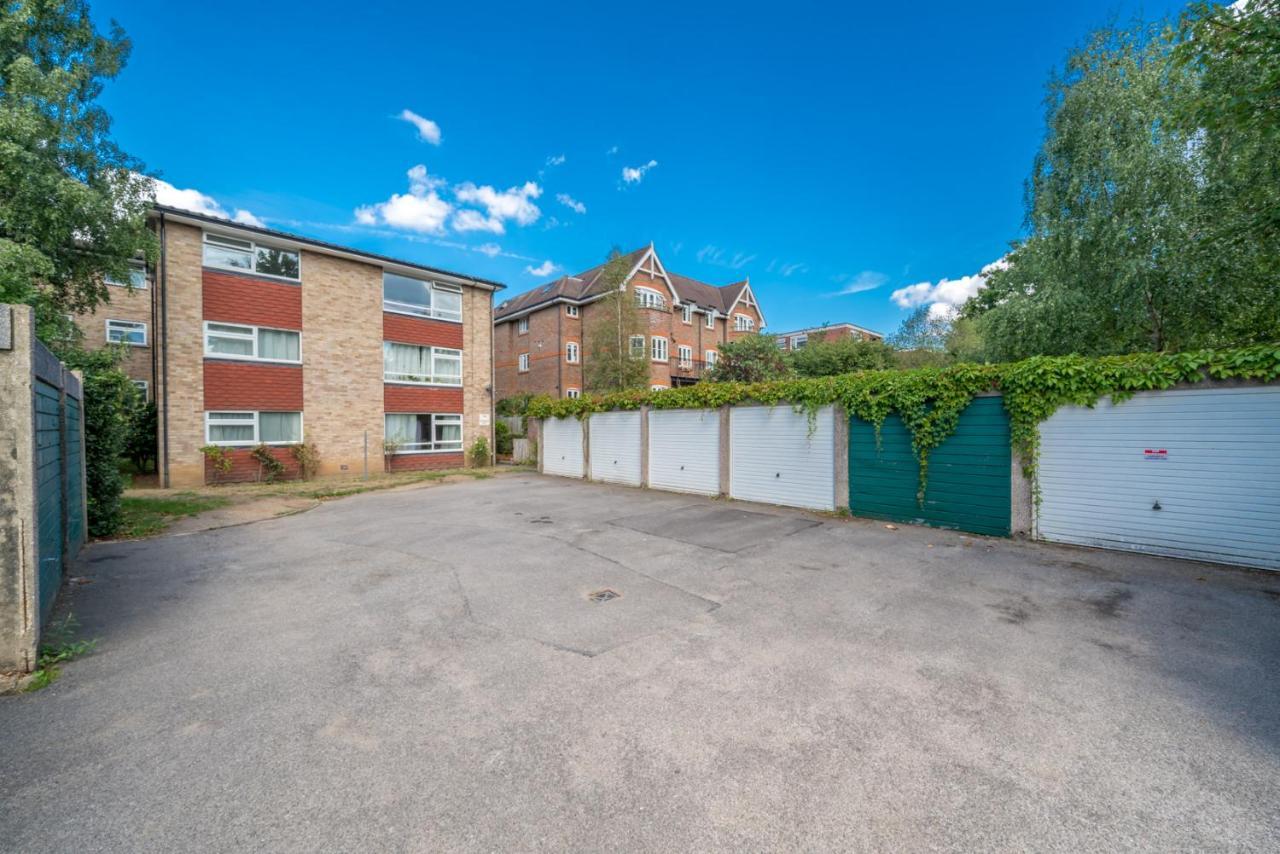 Redhill Surrey 2 Bedroom Pet Friendly Apartment By Sublime Stays Bagian luar foto
